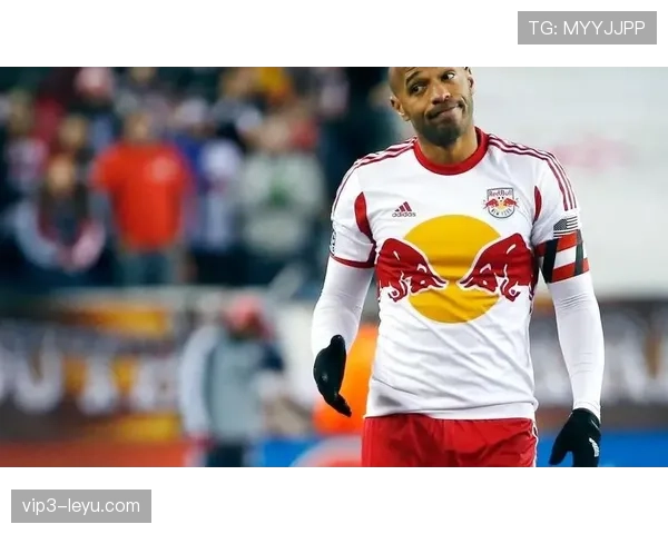 亨利经典瞬间重现赛场，传奇影响力依旧闪耀绿茵