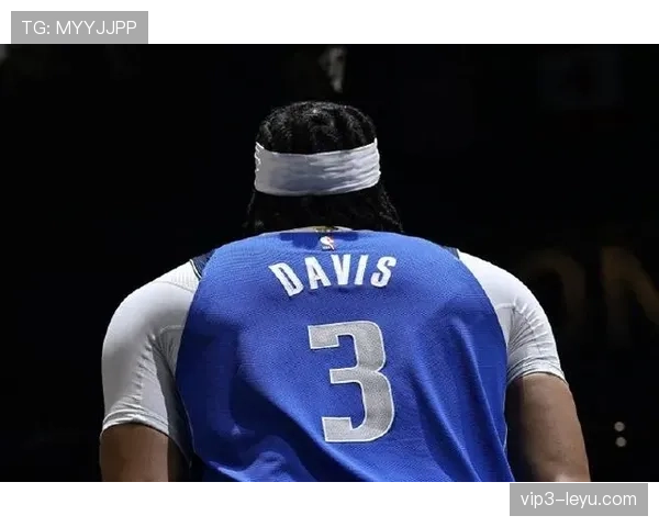 安东尼·戴维斯的冰箱里只有蛋白粉和冰块，连瓶可乐都找不到